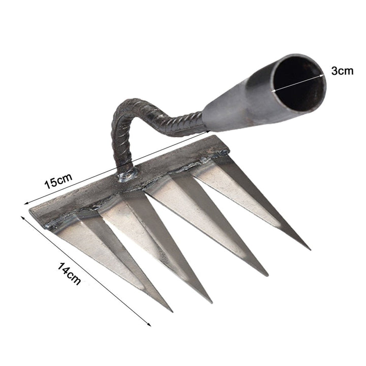 De compacte onkruidhark hangt netjes op, klaar voor het volgende tuinonderhoud. Ideaal tuingereedschap.