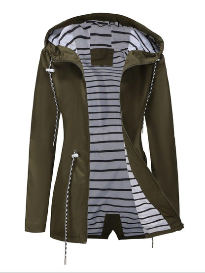"Weerbestendige damesjas met capuchon in herfstkleuren, wind- en waterdicht, perfect voor regenachtig weer."