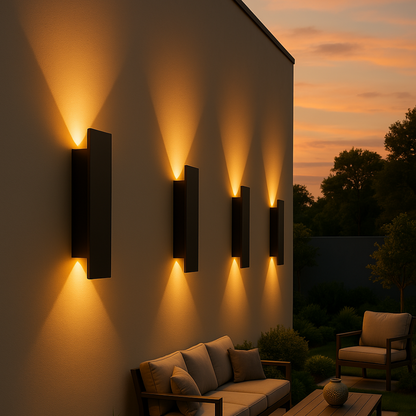 "Weerbestendige, minimalistische LED wandlamp voor buiten, ideaal voor gevel of terrasverlichting met IP65-bescherming."
