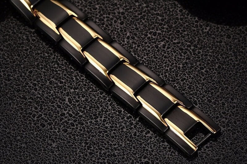 Man draagt de elegante CoreFlex unisex magnetische armband van edelstaal, een modieus accessoire.