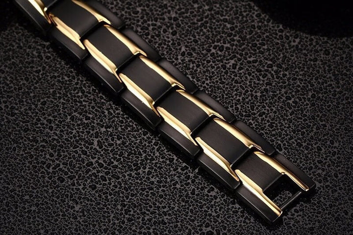 Man draagt de elegante CoreFlex unisex magnetische armband van edelstaal, een modieus accessoire.
