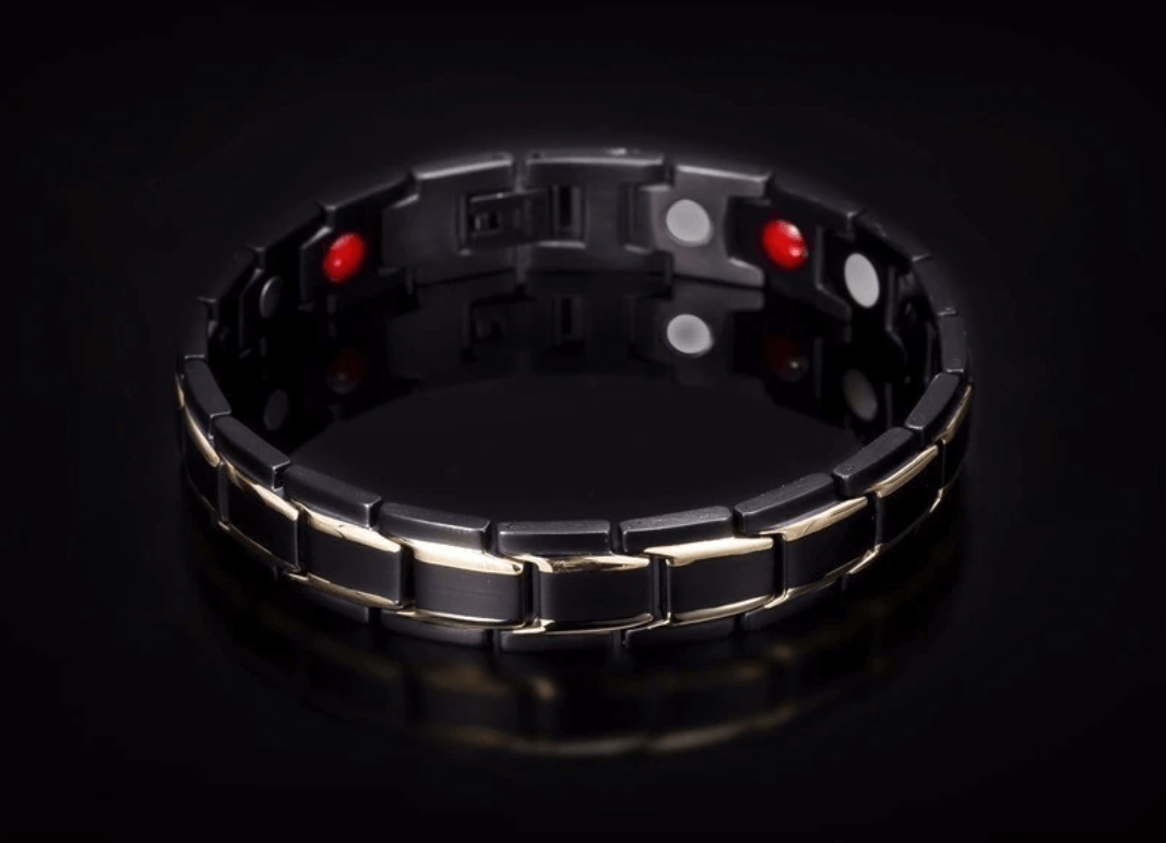 Vrouw toont de chique CoreFlex roestvrijstalen magnetische armband, voor welzijn en stijl.