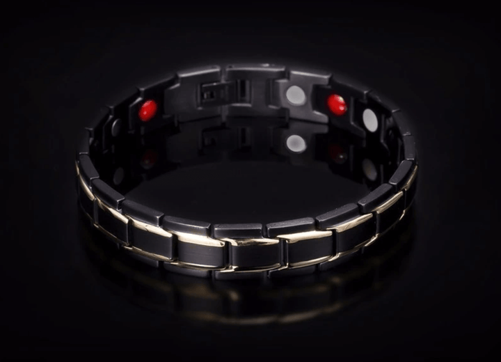 Vrouw toont de chique CoreFlex roestvrijstalen magnetische armband, voor welzijn en stijl.