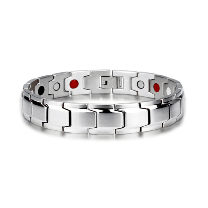CoreFlex roestvrijstalen magnetische armband op een bureau, passend bij een actieve levensstijl.