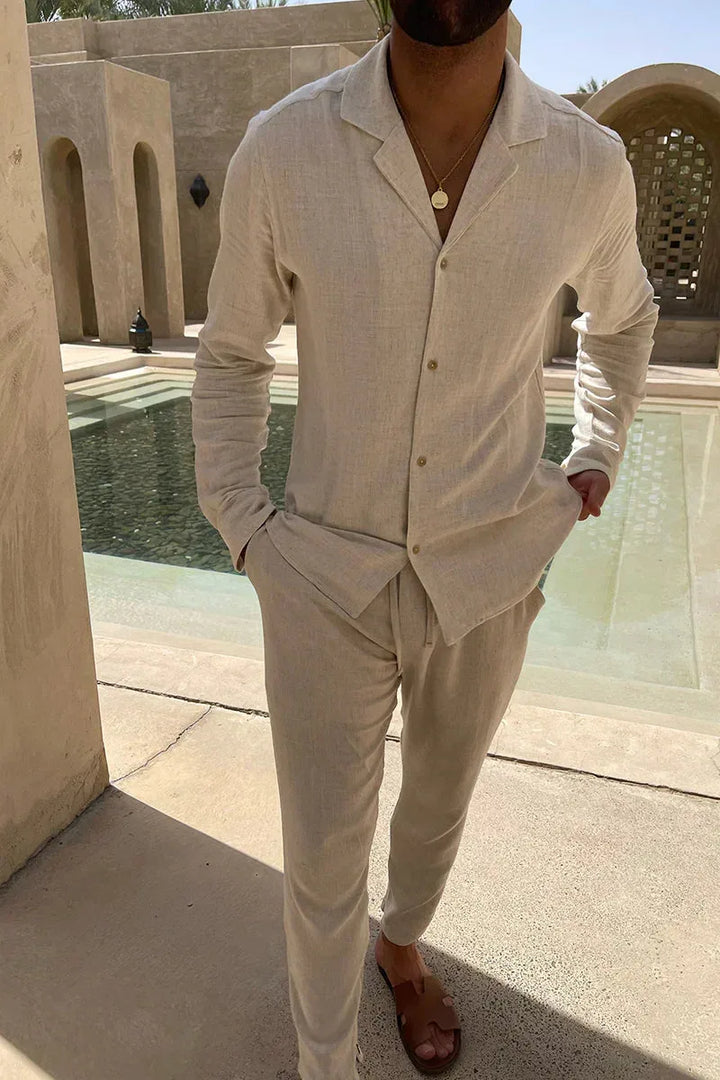 Beige linnen heren zomerset met lange mouwen en straight leg broek; comfortabel en luchtig voor casual of vakantie.