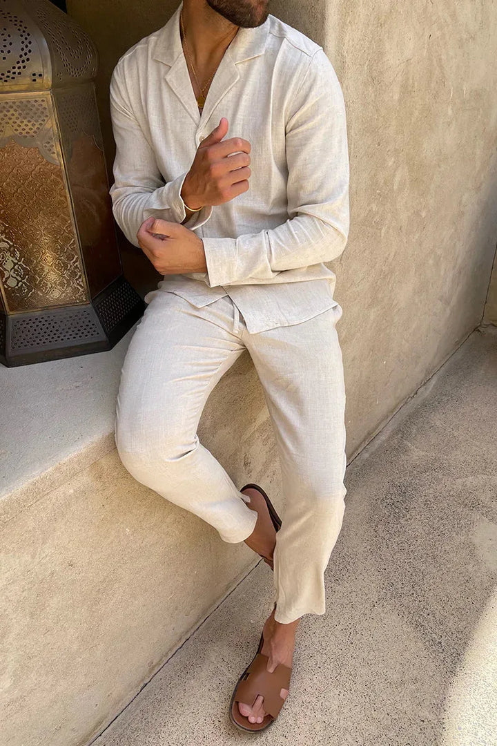Ademende linnen tweedelige herenset in beige met V-hals, perfect voor zomerse dagen en ontspannen stijl.