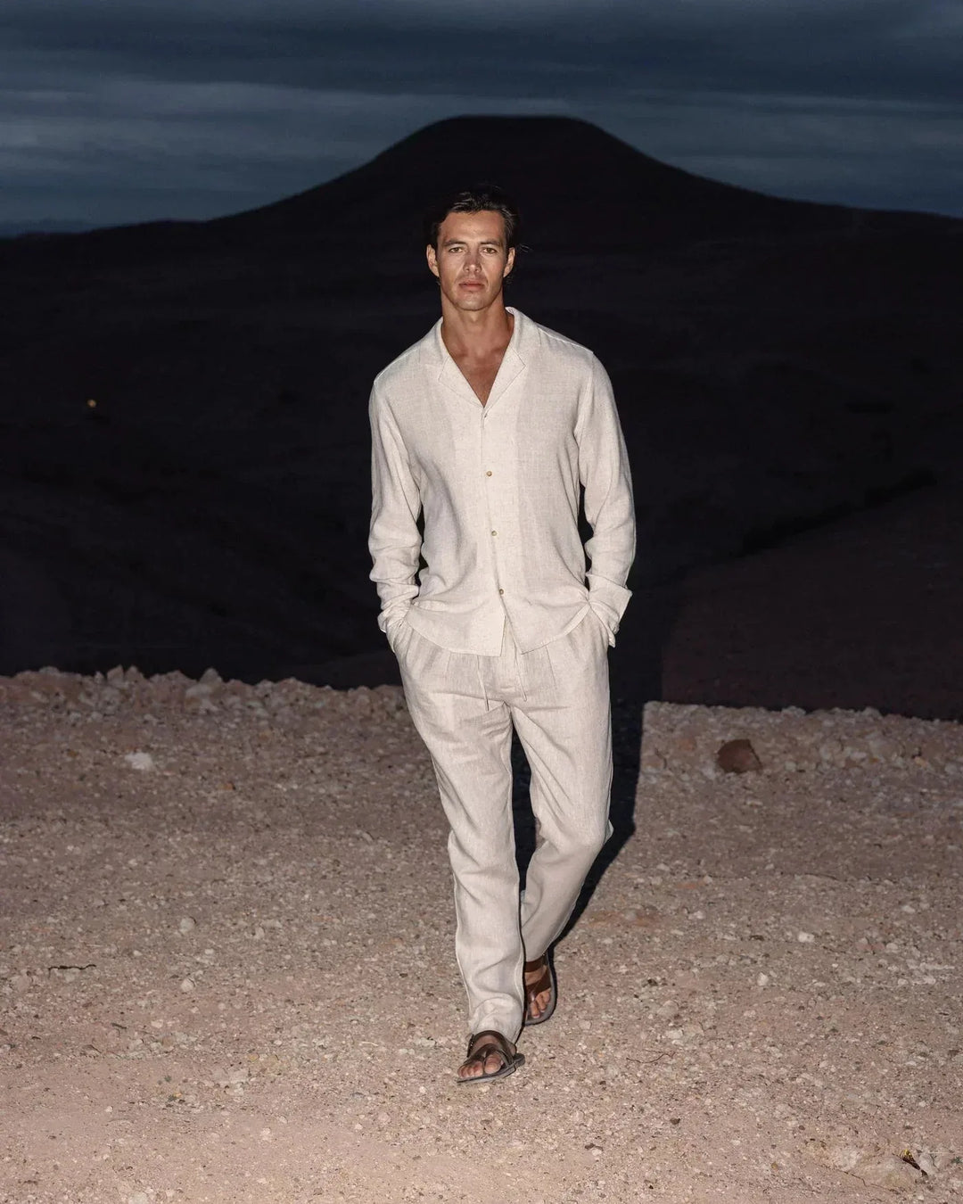 Comfortabele beige linnen herenset met V-hals shirt en straight leg broek, perfecte luchtige zomerkleding.