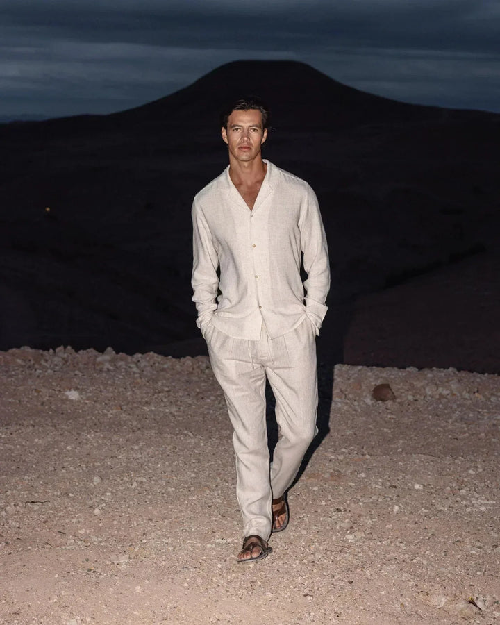 Comfortabele beige linnen herenset met V-hals shirt en straight leg broek, perfecte luchtige zomerkleding.