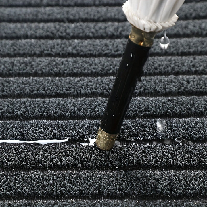 Grijze weerbestendige vuilvangende deurmat, perfect voor binnen & buiten, houdt entree schoon.