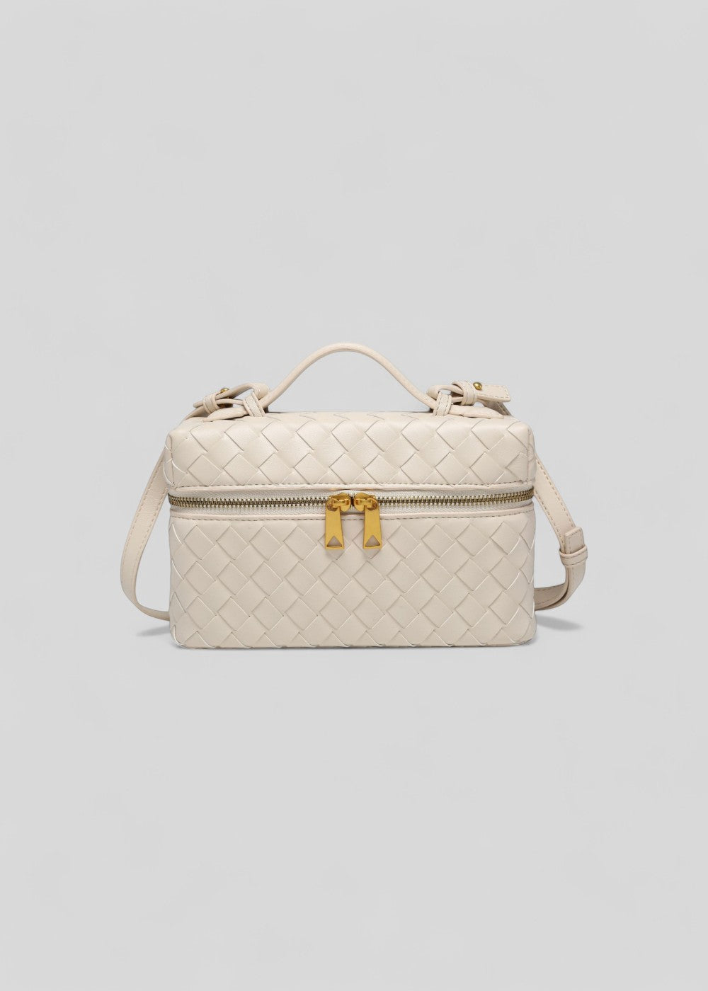 Damesmode accessoire: gevlochten handtas met stijve vorm en luxe gouden sluiting, zeer stijlvol.