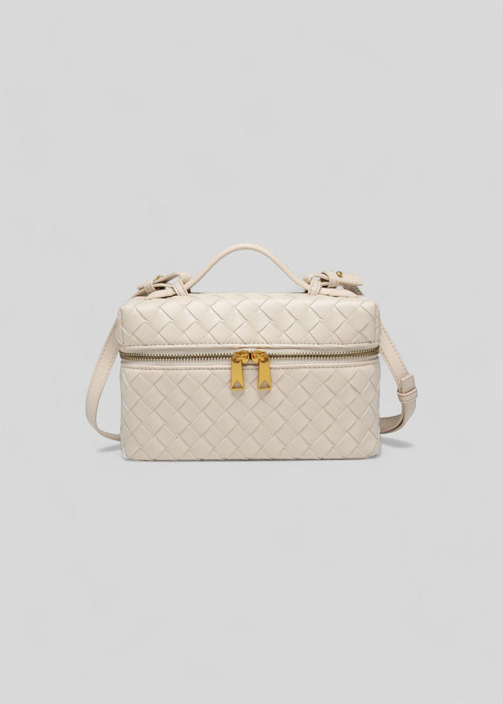 Damesmode accessoire: gevlochten handtas met stijve vorm en luxe gouden sluiting, zeer stijlvol.