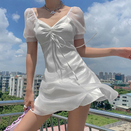 Trendy witte zomerjurk voor dames, een elegante en casual outfit. Geschikt voor zowel strand als een feestje.