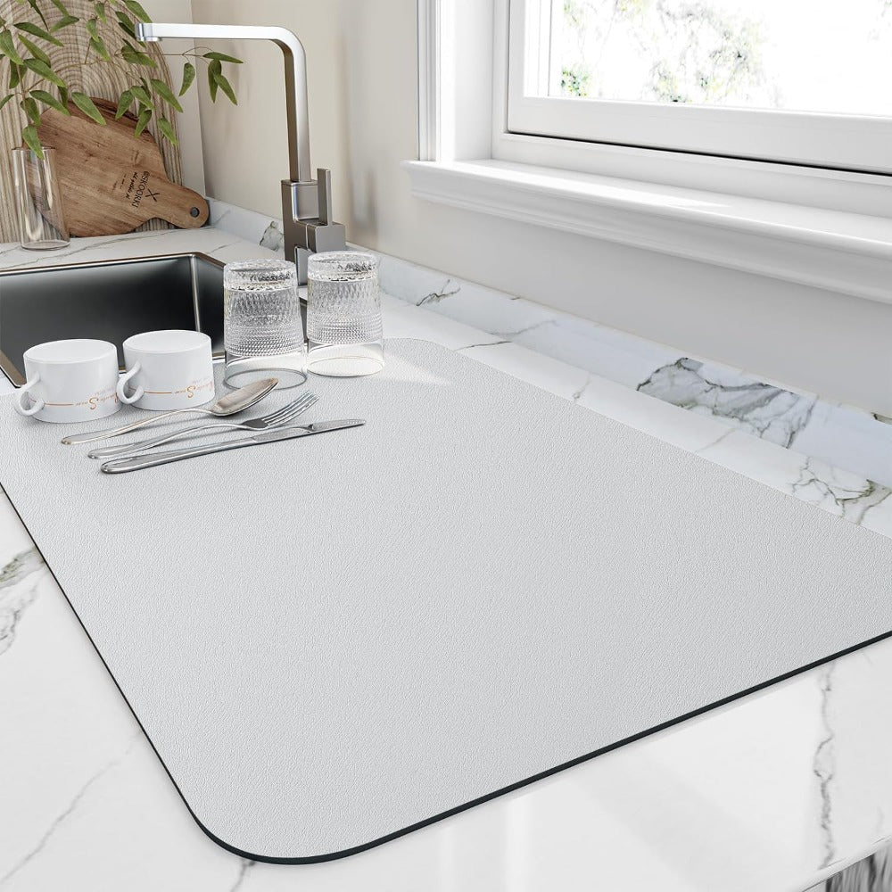 Moderne keukenmat voor onder afwasrek; sneldrogend en super absorberend om water op je aanrecht te voorkomen.