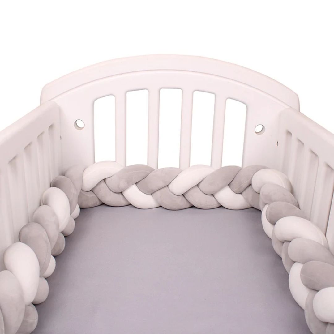 Stijlvolle gevlochten bedbumper, 200 cm, ideaal voor veilige kinderkamer of babykamer decoratie.