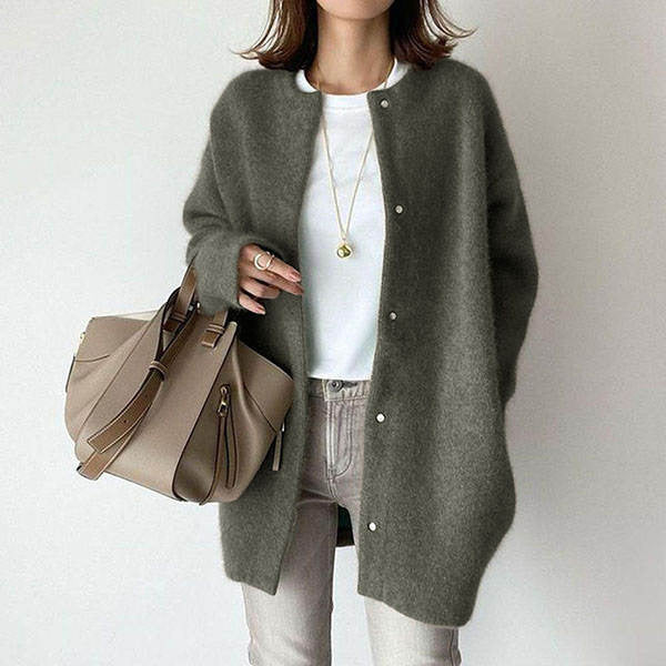 Elegant oversized damesvest, ideaal over elke outfit. Comfortabel knitwear met lange mouwen, een must-have in damesmode.