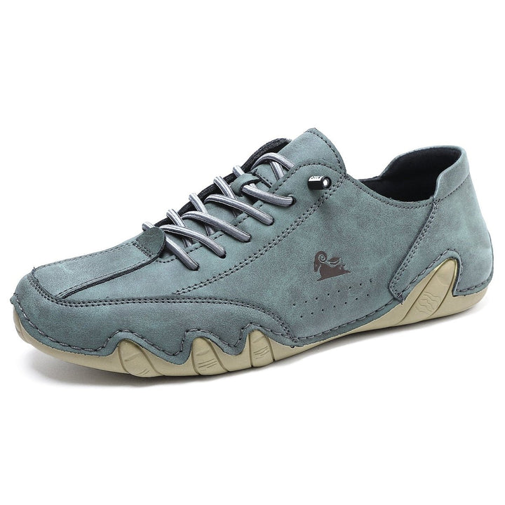 Close-up van de flexibele zool van de leren barefoot schoen, toont antislip profiel en duurzaamheid.