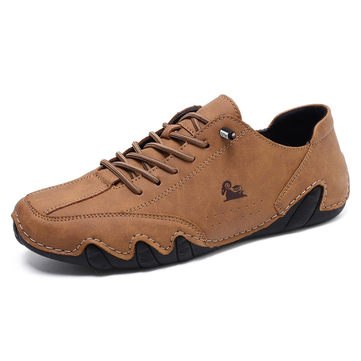 Uniseks barefoot schoenen gedragen tijdens een wandeling, toont comfort en natuurlijke pasvorm.