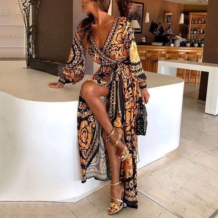 Zomerse gele boho wikkeljurk voor dames met elegante split. Comfortabele maxi jurk met v-hals en lange mouwen.