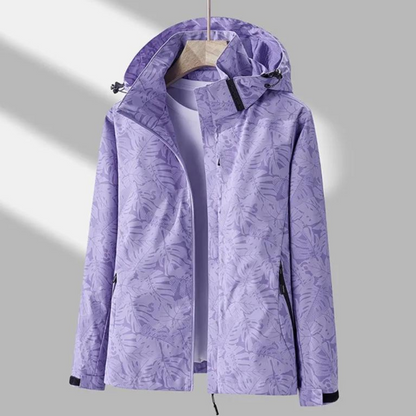 "Wind- en waterdichte Celine jas voor dames met trendy capuchon en slanke pasvorm, perfect voor outdoor avonturen."