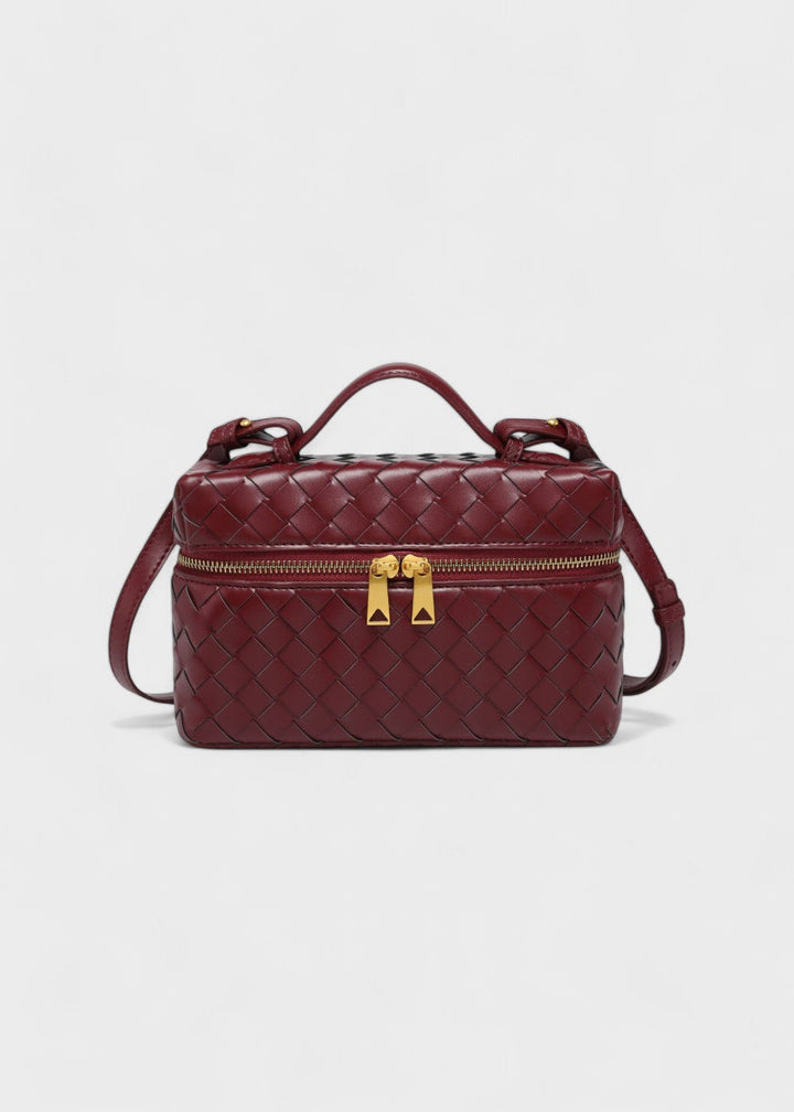 Dames gevlochten tas met stijve structuur, gouden details en een elegant design, perfect als handtas.
