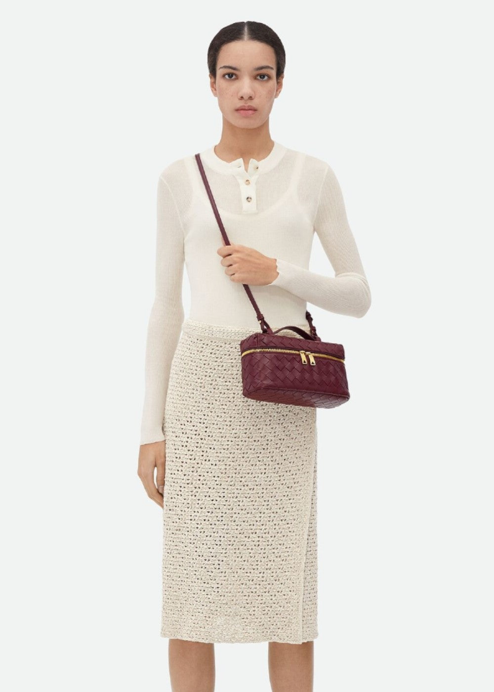 Luxe dames schoudertas met gevlochten patroon, stijve structuur en elegante gouden details, zeer modieus.