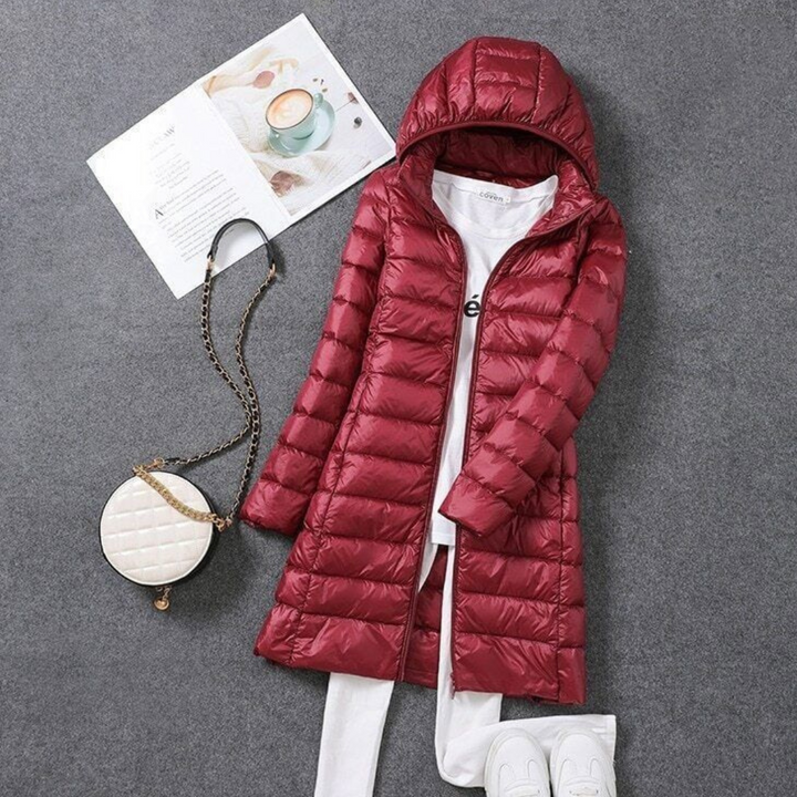 Zwarte Dames Lange Winterjas Daisy met capuchon, gewatteerd, warm en essentieel voor de winter.