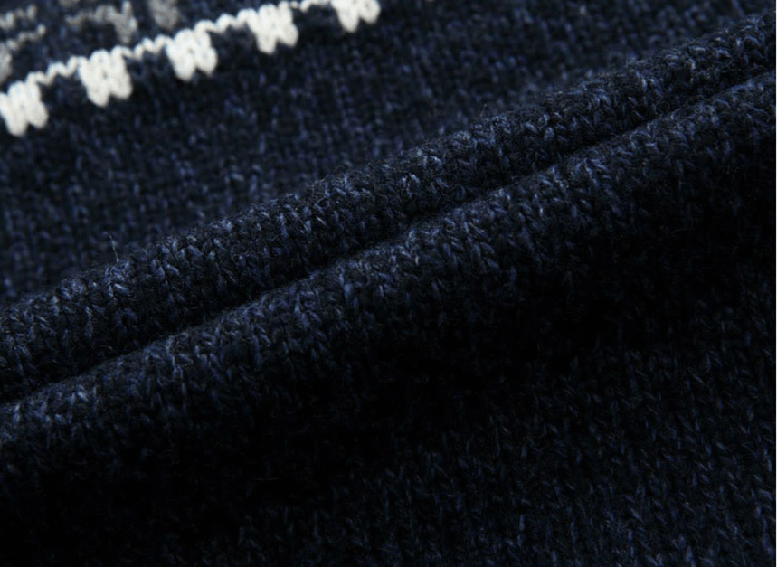 Detail van de duurzame rits en opstaande kraag van een gebreid herenvest, warm en comfortabel.