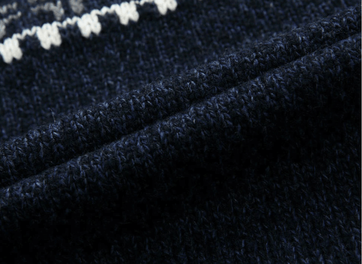 Detail van de duurzame rits en opstaande kraag van een gebreid herenvest, warm en comfortabel.