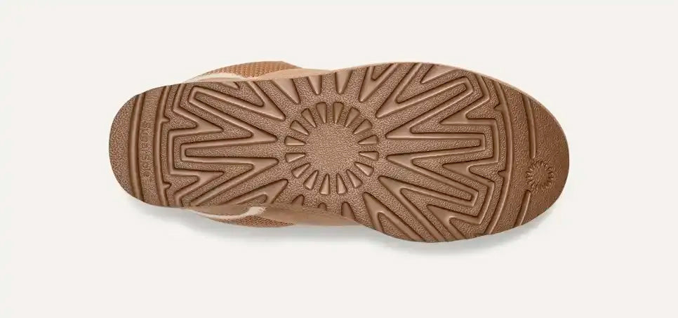Stijlvolle zwarte suède instappers voor dames, warm gevoerd en comfortabel. Geschikt voor winterse dagen.