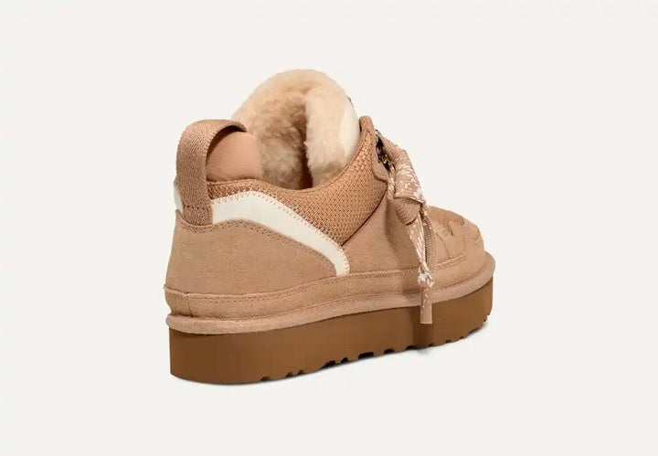 Zandkleurige dames suède schoenen, warm en comfortabel. Waterafstotende winterlaarzen met zachte voering.