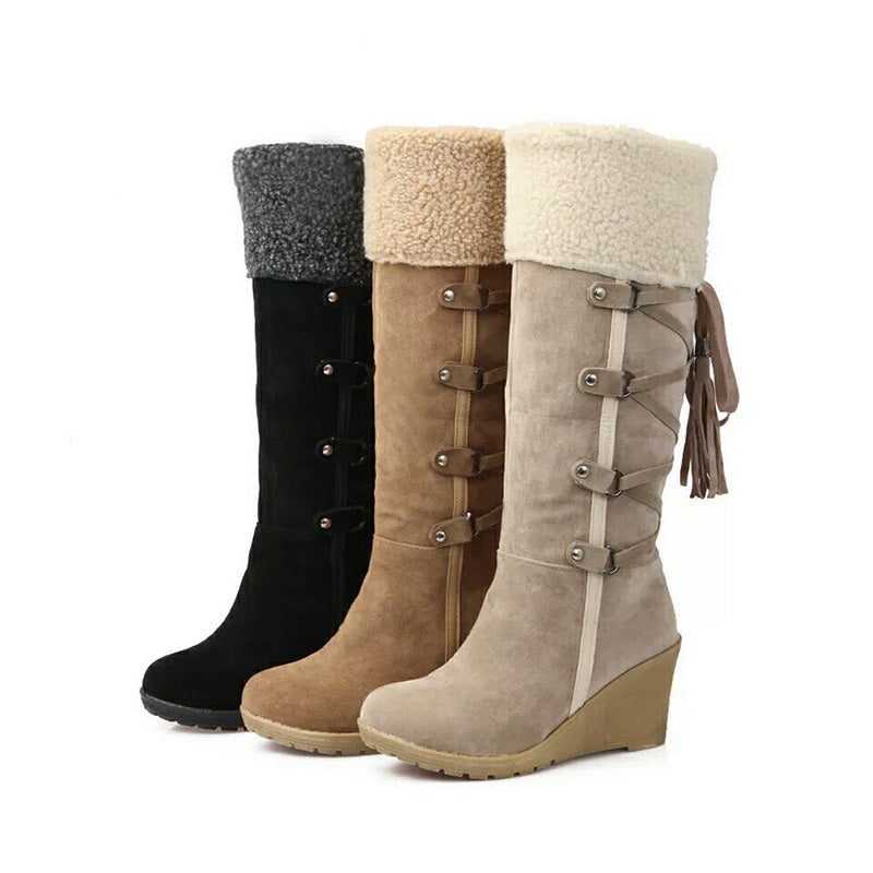 Zwarte dames winterlaarzen met elegante sleehak. Biedt warmte en stijl voor winterse dagen.