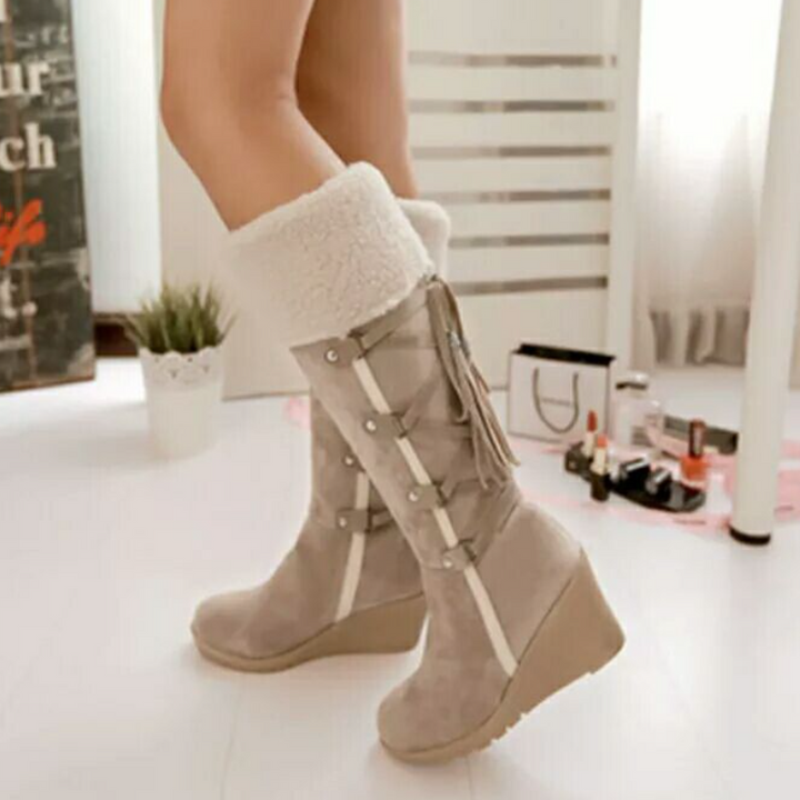 Stijlvolle dames winterboots met comfortabele sleehak in beige. Perfect voor warme wintermode.