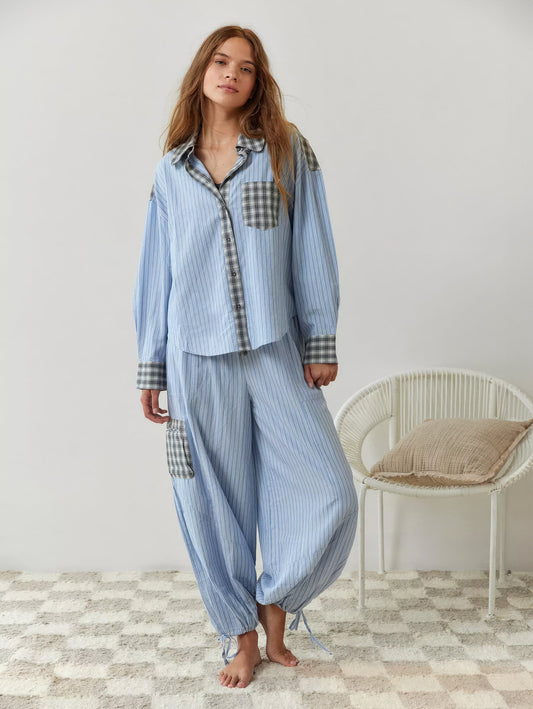"Winterklaar dames pyjama set, vintage look, loszittend design, warme blauwe stof, comfortabel en stijlvol voor koude nachten