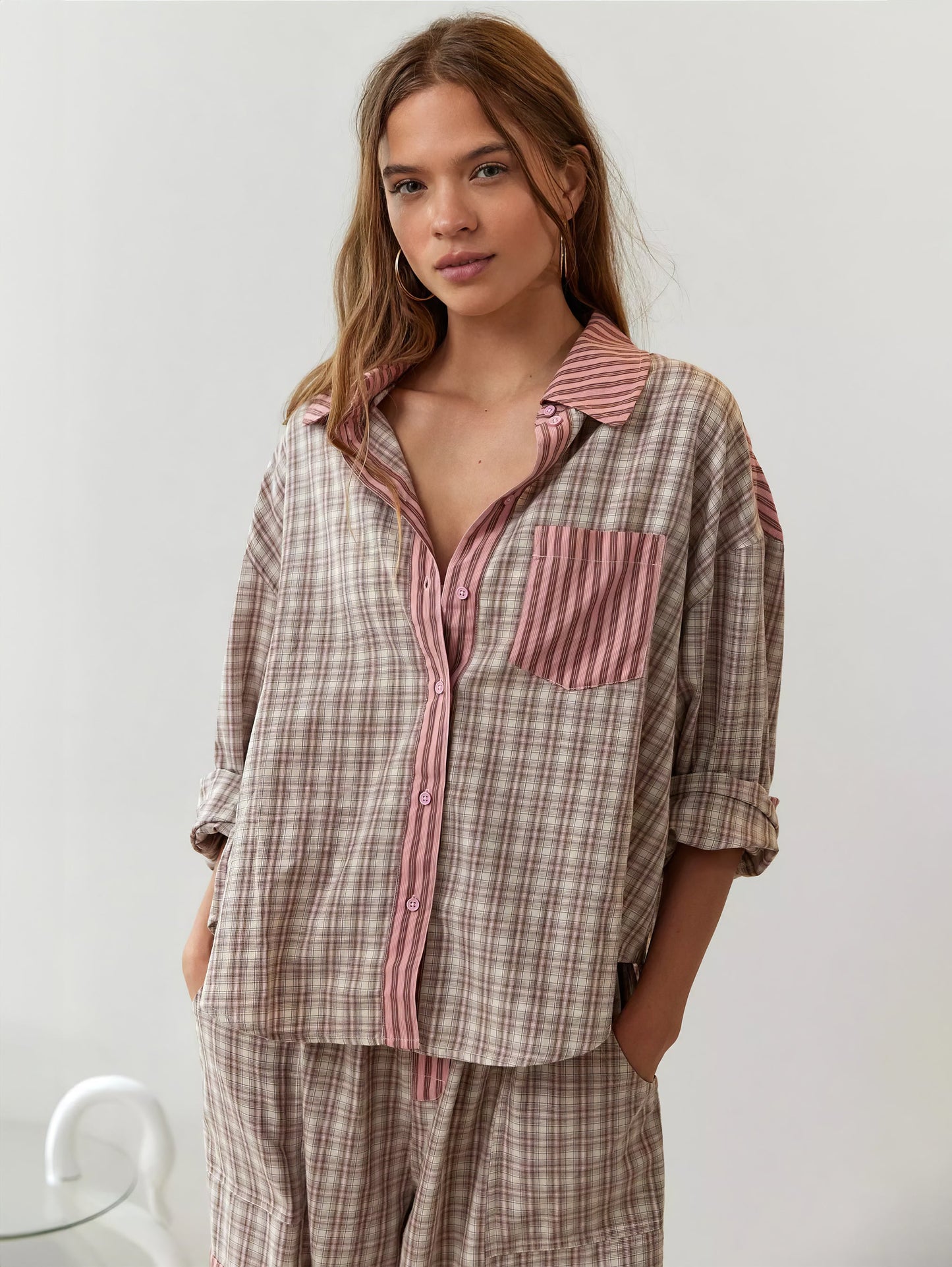"Winterklaar dames pyjama set, vintage look, loszittend design, warme blauwe stof, comfortabel en stijlvol voor koude nachten
