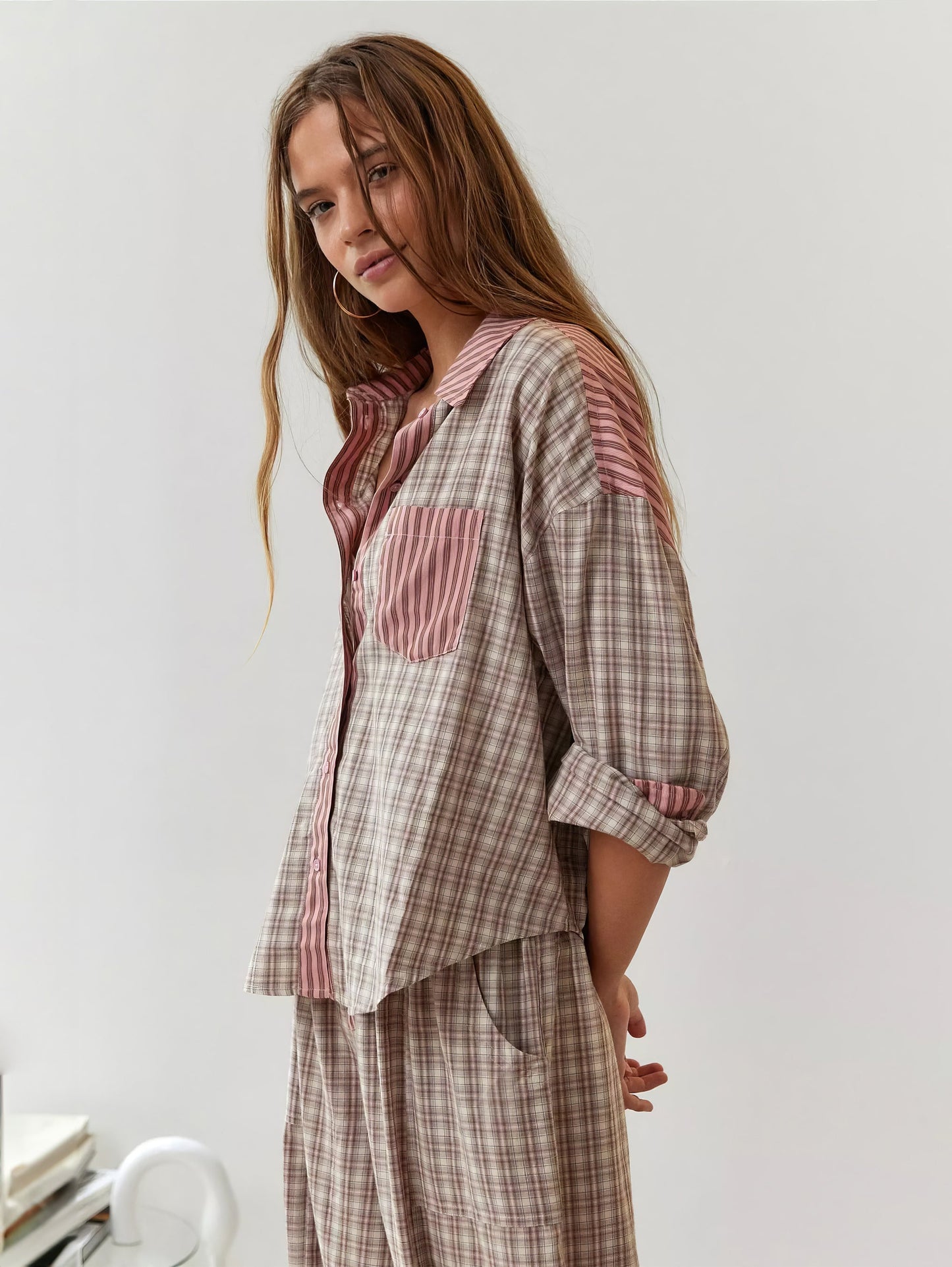 "Winterklaar dames pyjama set, vintage look, loszittend design, warme blauwe stof, comfortabel en stijlvol voor koude nachten