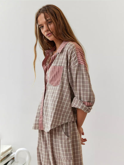 "Winterklaar dames pyjama set, vintage look, loszittend design, warme blauwe stof, comfortabel en stijlvol voor koude nachten