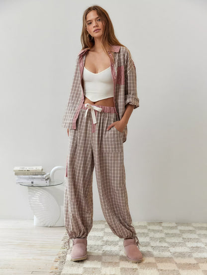 "Winterklaar dames pyjama set, vintage look, loszittend design, warme blauwe stof, comfortabel en stijlvol voor koude nachten