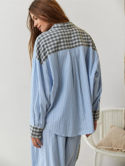 "Winterklaar dames pyjama set, vintage look, loszittend design, warme blauwe stof, comfortabel en stijlvol voor koude nachten