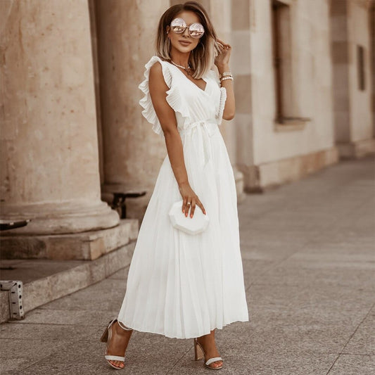 Witte chiffon bohemian zomerjurk met V-hals en vloeiende lijnen, ideaal voor elegante en feestelijke zomermomenten.