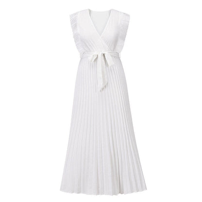 Witte chiffon bohemian zomerjurk met V-hals en vloeiende lijnen, ideaal voor elegante en feestelijke zomermomenten.