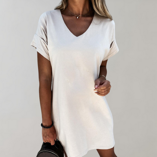 "Witte dames zomerjurk met wijde mouwen, casual en luchtig ontwerp, ideaal voor lente en zomerdagen."