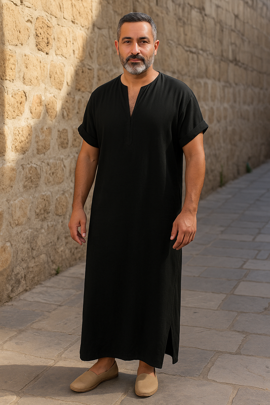 "Witte djellaba met V-hals, traditionele en elegante uitstraling, ademend materiaal, geschikt voor diverse gelegenheden."