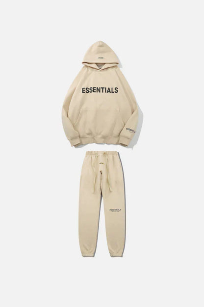 "Witte Essentials tracksuit set voor dames, oversized hoodie en slim-fit joggers, minimalistisch ontwerp, streetwear."