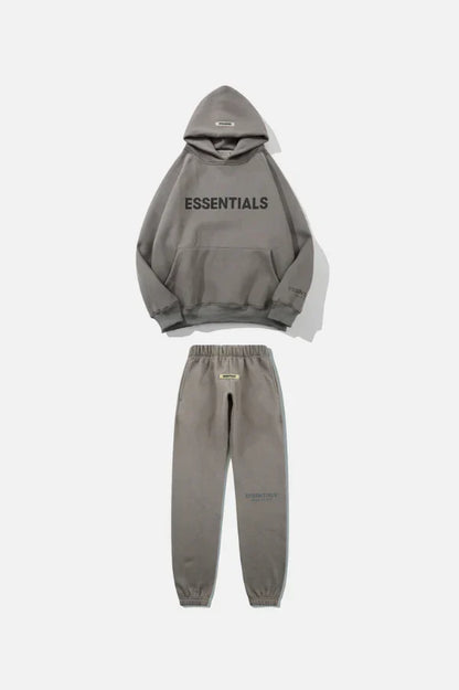 "Witte Essentials tracksuit set voor dames, oversized hoodie en slim-fit joggers, minimalistisch ontwerp, streetwear."