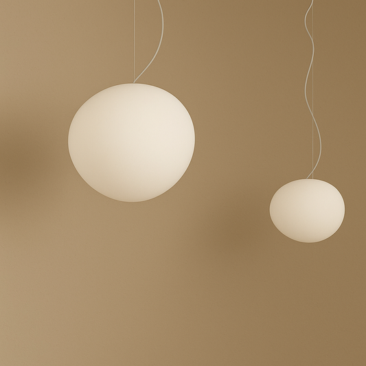 "Witte glazen bol hanglamp met handgemaakte afwerking, biedt stijlvol zacht licht voor moderne en klassieke interieurs."