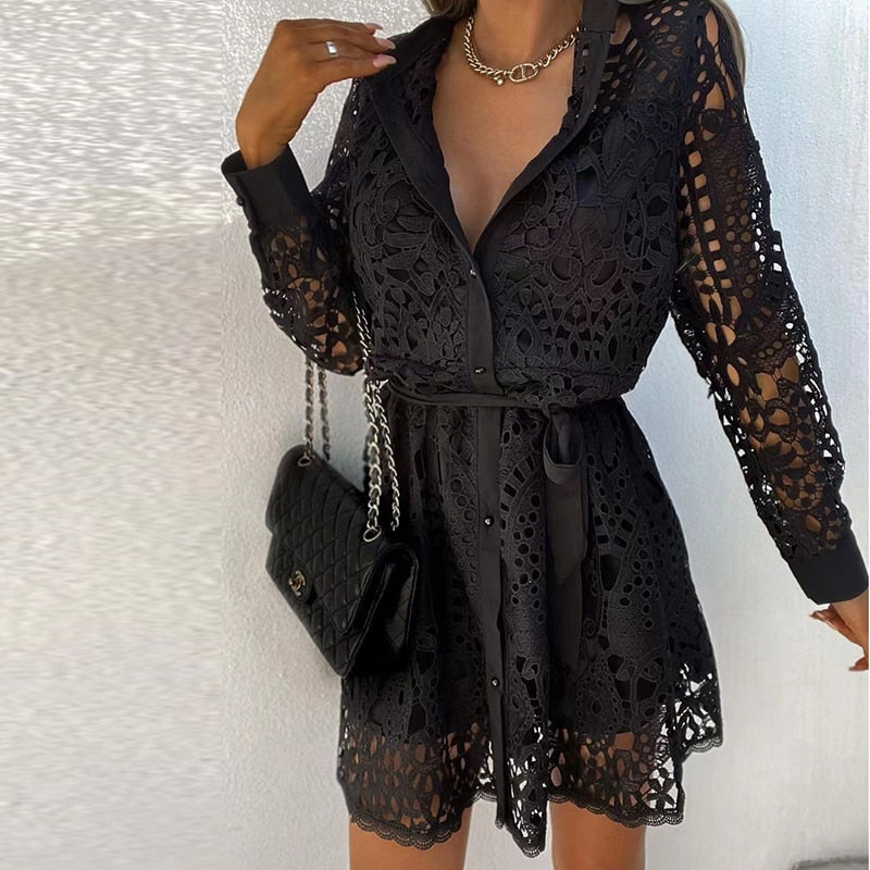 "Witte kanten midi shirtjurk met lange mouwen en tailleband, elegant en veelzijdig voor zowel informele als chique gelegenhed