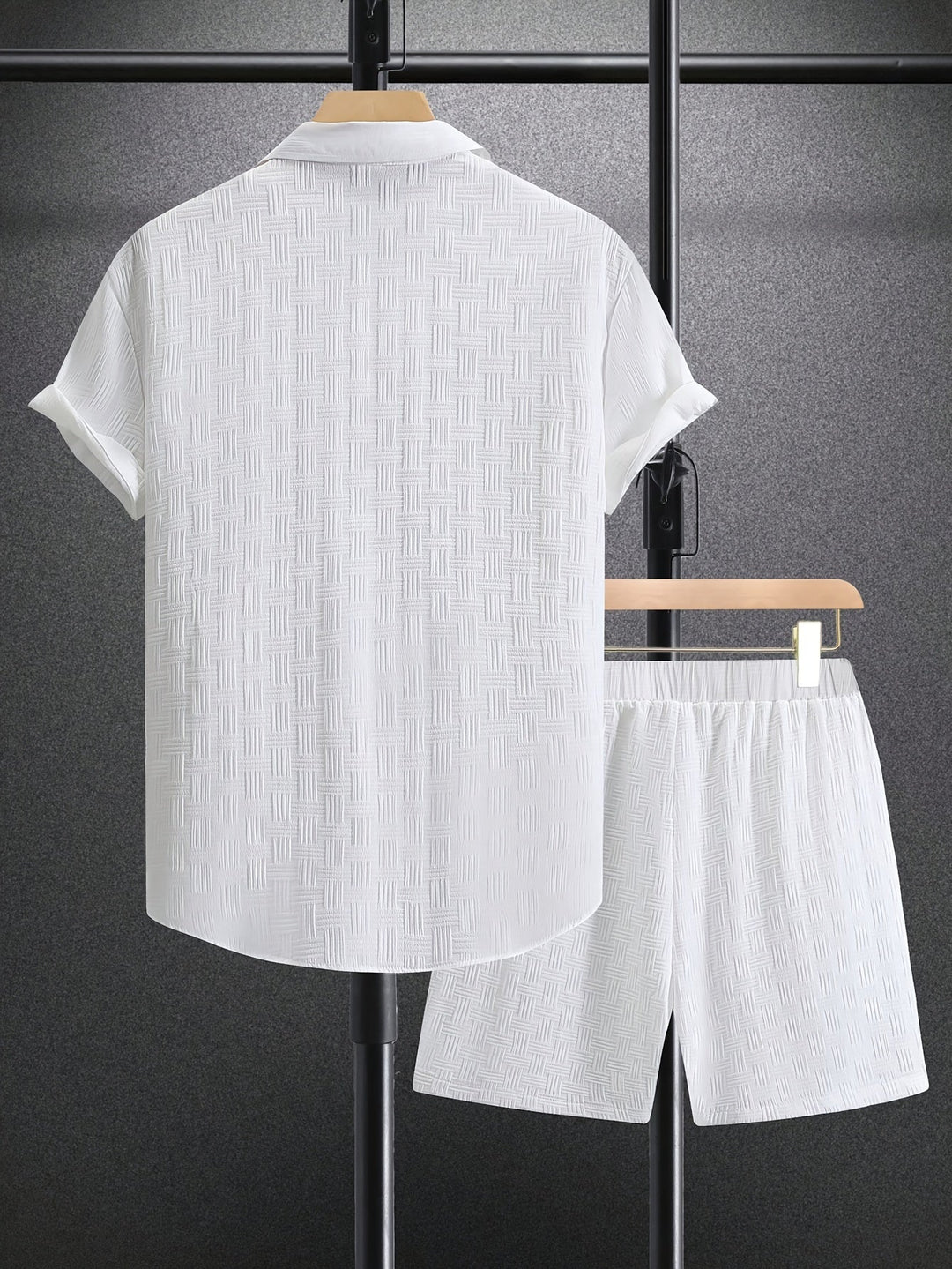 Man draagt stijlvolle, comfortabele heren 2-delige outfitset. Perfect voor zomerse casual gelegenheden & herenmode.