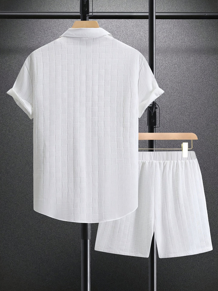 Man draagt stijlvolle, comfortabele heren 2-delige outfitset. Perfect voor zomerse casual gelegenheden & herenmode.