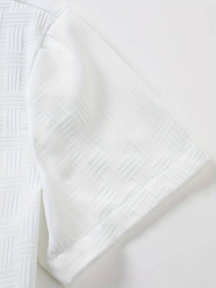 Close-up van de zachte polyester stof van de heren 2-delige outfitset. Comfortabel, ademend & zomerklaar.