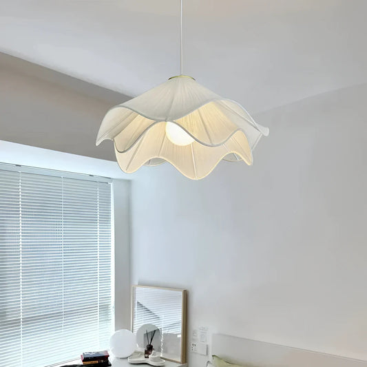 "Witte stoffen bloem LED hanglamp met modern design, verspreidt zacht warm licht in elke ruimte, geschikt voor plafondmontage